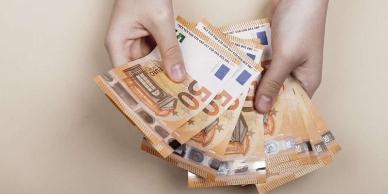 Imagen de dinero/Crónica Balear El Gobierno da las tarjetas monedero