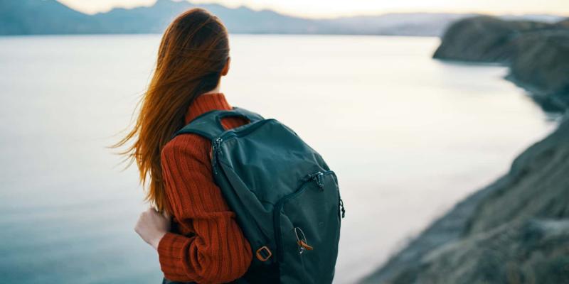 Imagen de una chica de viaje/envatoelements Aumento de tasa turística en España