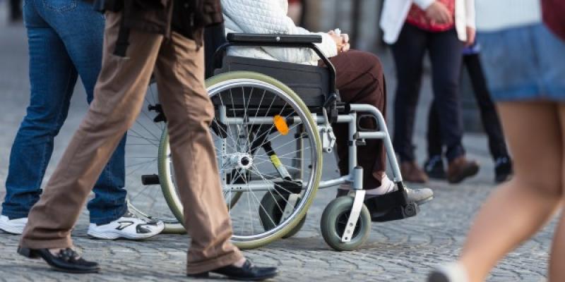 Representación de tipos de discapacidad en Cataluña, destacando movilidad, salud mental e intelectual. Gráfica que muestra el aumento de personas con discapacidad reconocida en Cataluña entre 2019 y 2023.