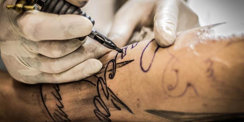 Imagen de un tatuador/20Minutos ¿Qué riesgos tienen los tatuajes para nuestro cuerpo?