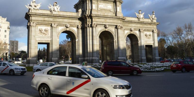 Los taxistas de Madrid llevan chándal y bermudas. Taxi Madrid