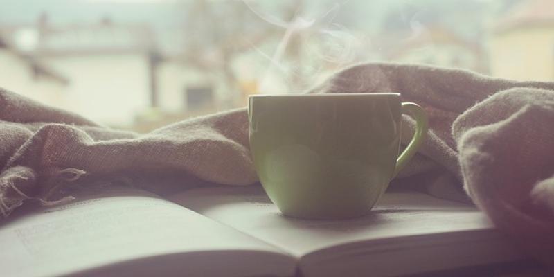 Taza de café sobre un libro