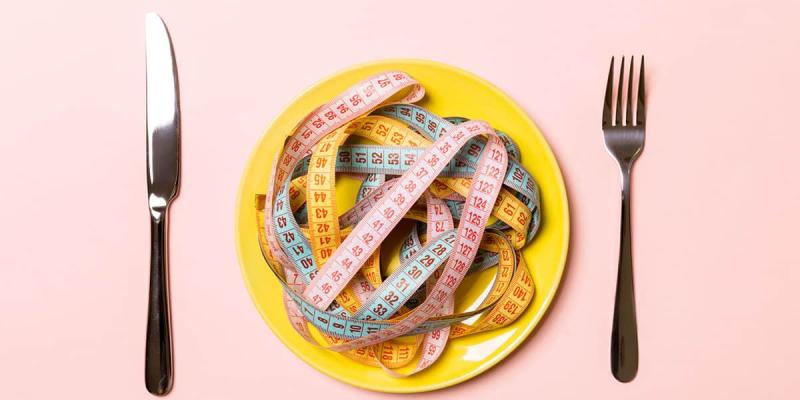 Imagen de un plato con una cinta de medir/Psiquiatría Madrid Qué son los trastornos alimentarios