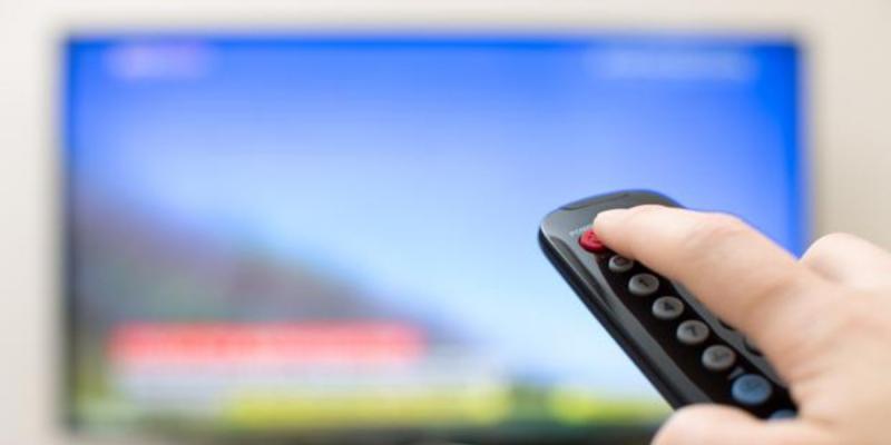 Imagen de una persona con un mando de la televisión/ABC de Sevilla Los canales de la TDT disminuyen su accesibilidad