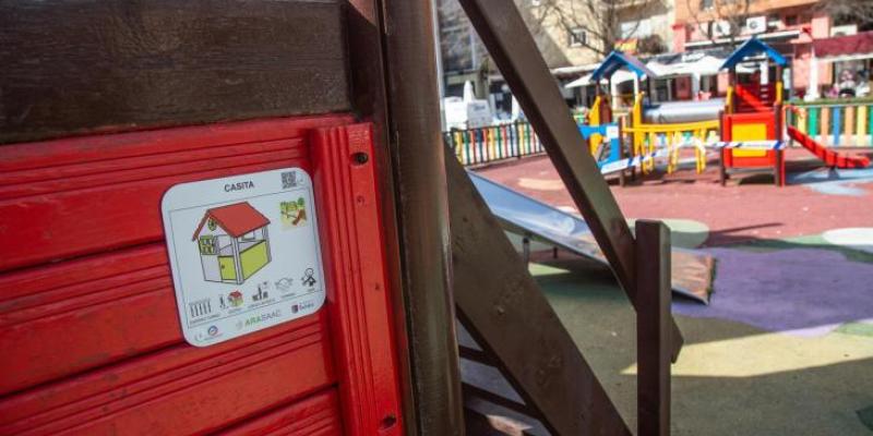 Pictograma o placa visual instalada en un parque para niños con espectro autista.