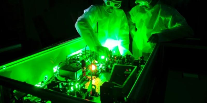 Científicos con el láser más potente del mundo - Foto: Thales Group Científicos activan el láser más potente del mundo