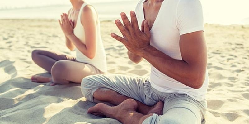 Imagen de personas meditando/KHAMA Técnicas de relajación para reducir la tensión arterial
