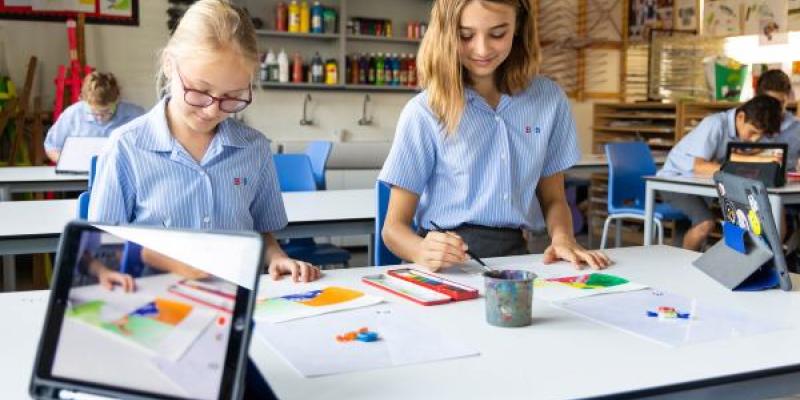 Dos niñas utilizando la tecnología en el aula