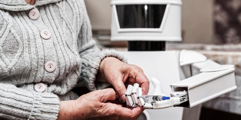Tecnología - Foto: GETTY Un robot cuidador autónomo atiende a una persona mayor