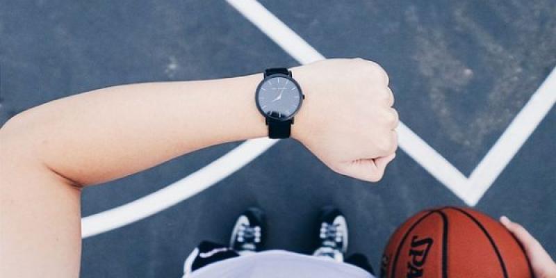 Tecnología y deporte / Pixabay Chico mirando su reloj mientras juega al baloncesto