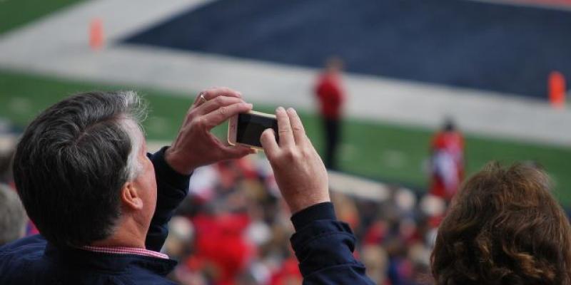 Imagen de un aficionado en el campo de fútbol/Murcia.com Digitalización en el mundo del fútbol