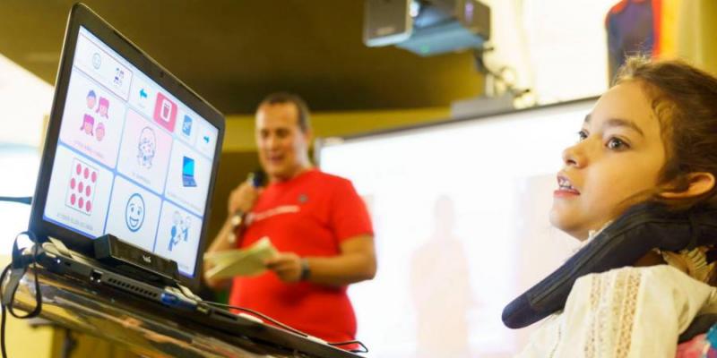 La tecnología impulsa el empoderamiento de las personas con parálisis cerebral/ El Correo Gallego Niña con parálisis cerebral jugando con el ordenador en un colegio