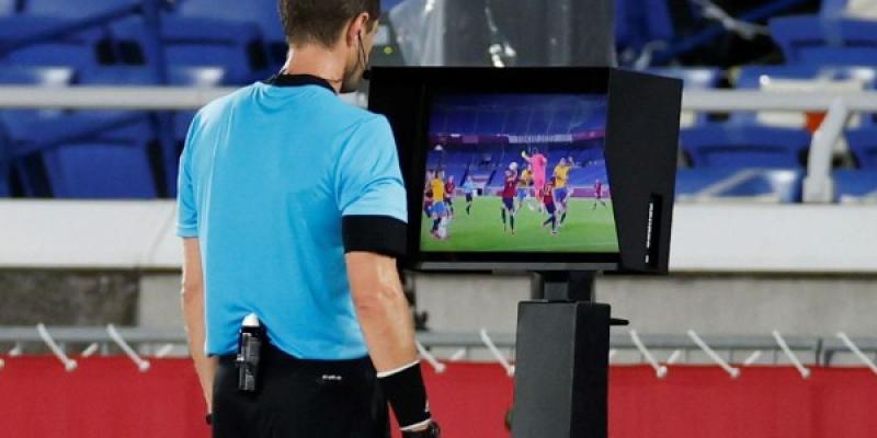 Un árbitro comprueba un posible penalti. (EFE) Un árbitro comprueba un posible penalti.