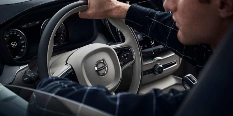 Imagen de una persona conduciendo/Innovación Volvo-Xataka La tencología y su influencia en la conducción