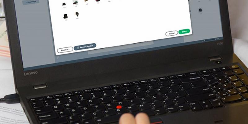 Pictogramas aprendizaje Una persona utiliza Boardmaker 7 en un ordenador portátil / Fuente: Tecnobility