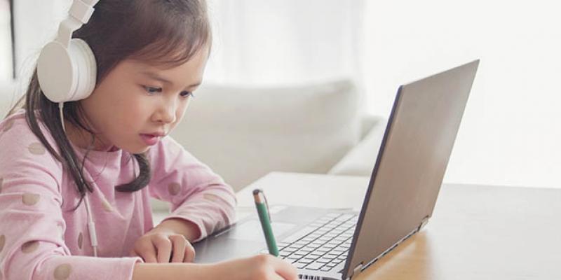 Fuente: Tecnobility Niña con TEA frente al ordenador