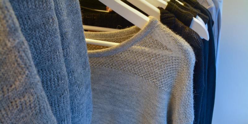 El poliéster se ha convertido en uno de los tejidos más utilizados en las prendas de ropa Prendas de ropa/Pixabay