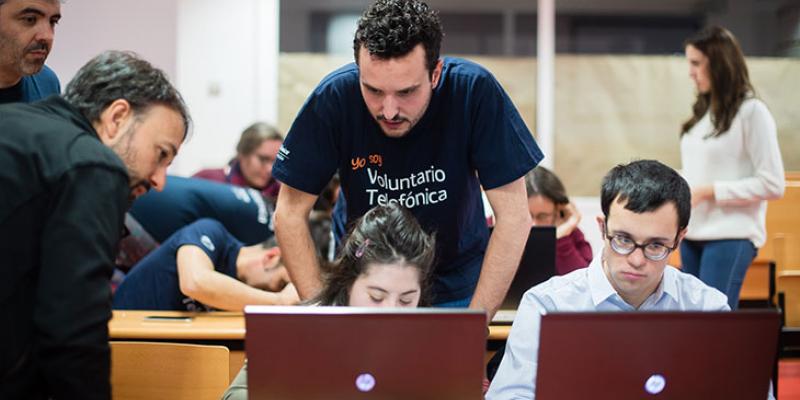 Voluntarios de Telefónica forman a personas con discapacidad intelectual en el uso de una herramienta de neuroestimulación