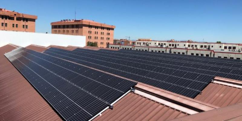 Telefónica apuesta de nuevo por la energía limpia. Foto de Telefónica Telefónica y los paneles solares del centro logístico de Villaverde en Madrid
