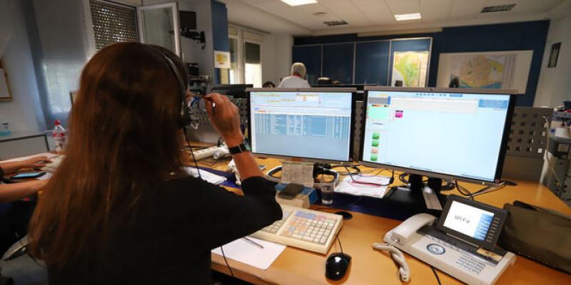 061, el teléfono que salva vidas Teleoperadora del 061 / Huelva Información