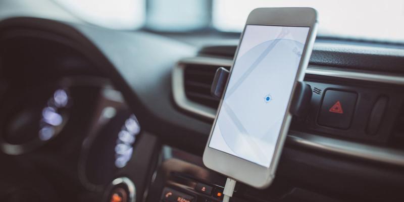 Llevar el móvil en el coche sin multas Soporte para usar el móvil en el coche