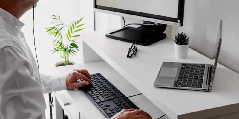 Imagen de una persona teletrabajando/Blog del Laboratorio de Ontinet El teletrabajo sigue aumentando en España