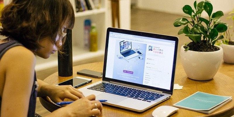 Teletrabajo tras la pandemia Mujer teletrabajando desde su casa con un ordenador / Pixabay