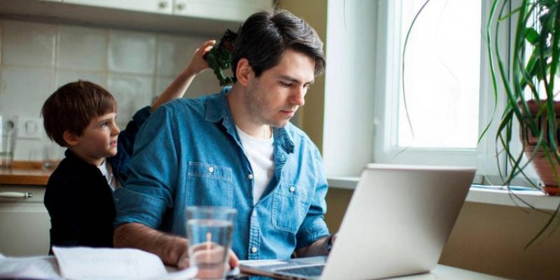 Chica haciendo teletrabajo Más de 1,5 millones de personas hacen teletrabajo en España.
