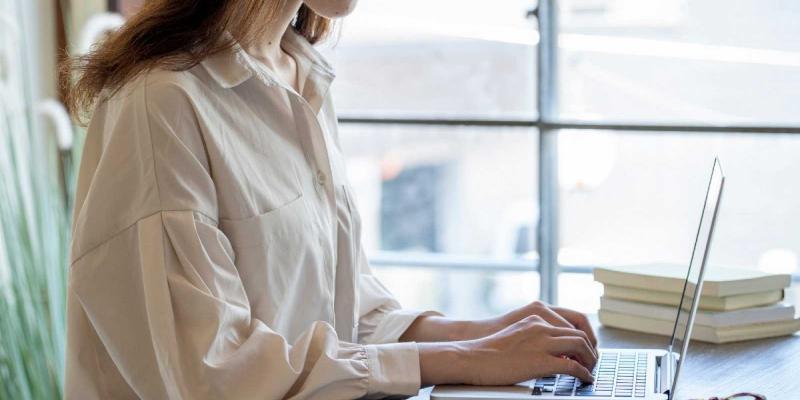 Empleado realizando teletrabajo 