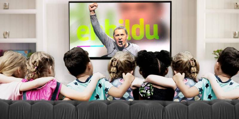 Imagen de OK Diario Arnaldo Otegi en una televisión con niños ante ella.