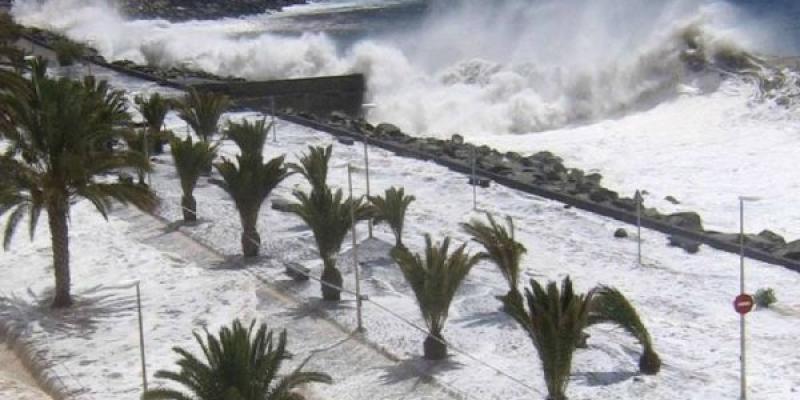 Temporal en Canarias El mar inunda Canarias por el temporal