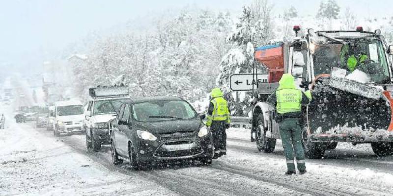 Agentes de la Guardia Civil regulando la circulación en la carretera N-330, a la altura del Hostal de Ipiés. Verónica Lacasa para Heraldo de Aragón Máquina quitanieves