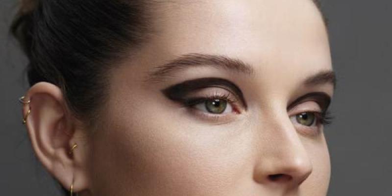 Eyeliner por encima del ojo como maquillaje en tendencia/ Javier López/ ELLE Maquillaje tendencia en 2025