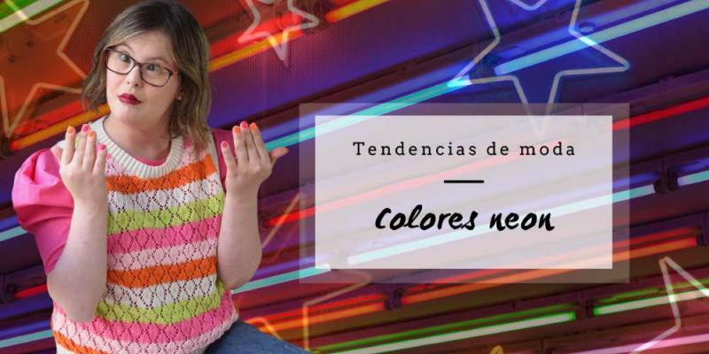 Paola Torres luciendo uñas de color neón y chaleco a rayas