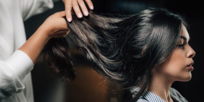 Tendencias - Foto: Envato Elements Hombre tocando el pelo de una chica