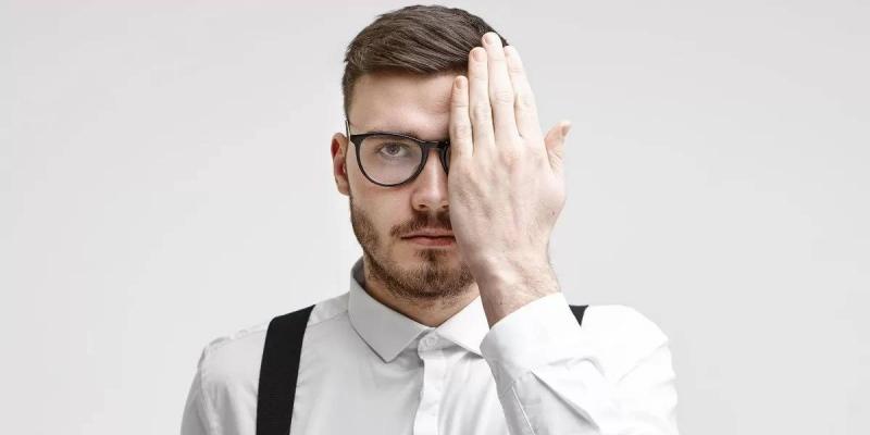 Imagen de Pixabay Chico con gafas tapándose un ojo