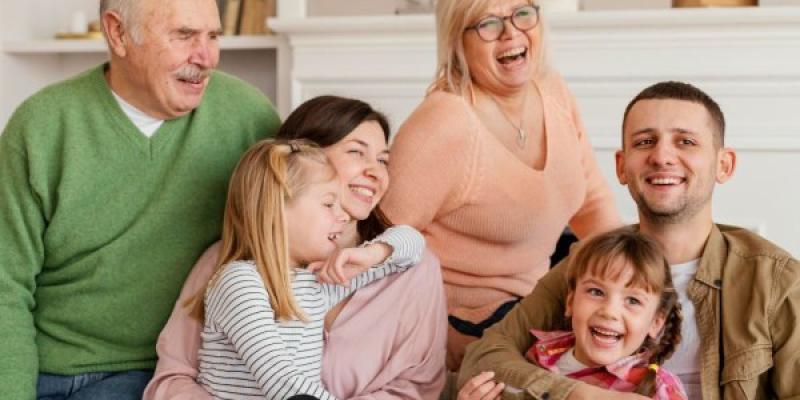 Familia que incluye a personas mayores y niños | Foto de Servimedia Familia que incluye a personas mayores y niños