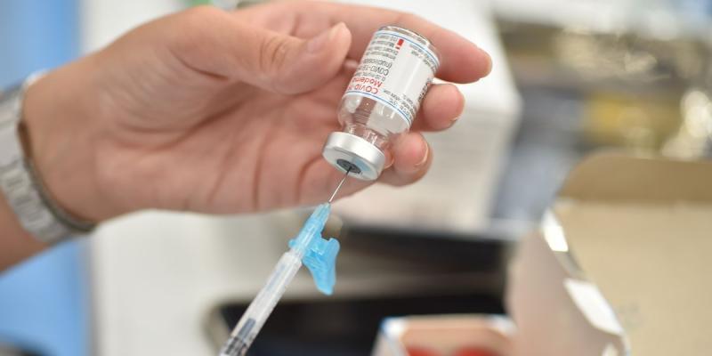 Preparación de la vacuna de Moderna