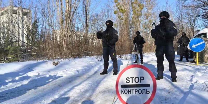 Militares participan en unos ejercicios tácticos y especiales conjuntos del Ministerio del Interior de Ucrania, la Guardia Nacional y el Ministerio de Emergencias en Pripyat. 