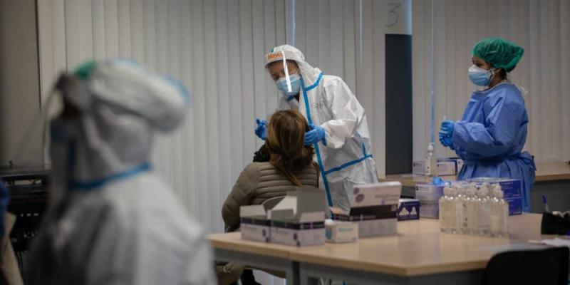 Una mujere recibe una prueba PCR en un dispositivo de cribados masivos en el barrio del Raval, en Barcelona. David Zorrakino / Europa Press