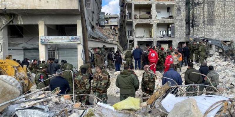 Gente durante el terremoto en Turquía