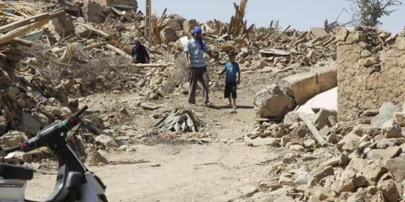 arias personas caminan entre los escombros en la aldea de Tafagajt, en Marruecos, cerca del epicentro del devastador terremoto. / EFE/MARÍA TRASPADERNE arias personas caminan entre los escombros en la aldea de Tafagajt, en Marruecos, cerca del epicentro del devastador terremoto.