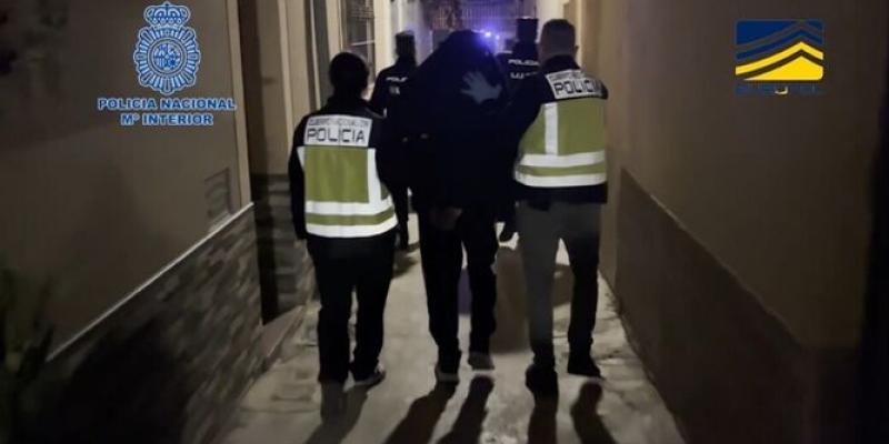 Momento de la detención de los dos presuntos yihadistas de El Ejido (Almería). / POLICÍA NACIONAL Momento de la detención de los dos presuntos yihadistas de El Ejido (Almería).