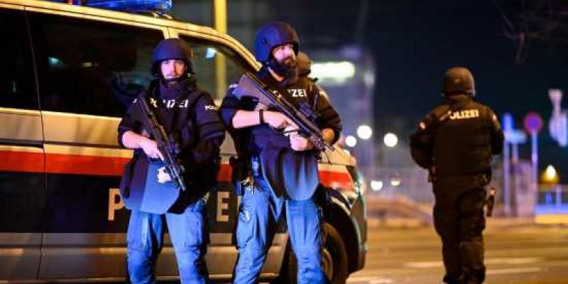 Policías de Viena abaten al terrorista 