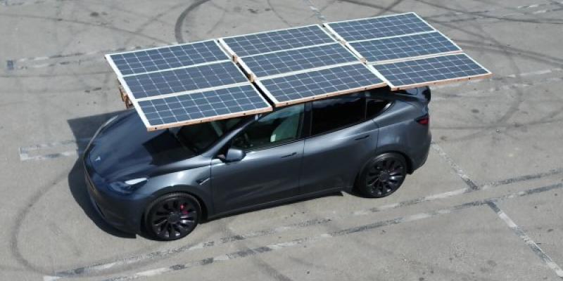 Tesla con paneles solares - Foto: Reddit Tesla Model Y con paneles solares