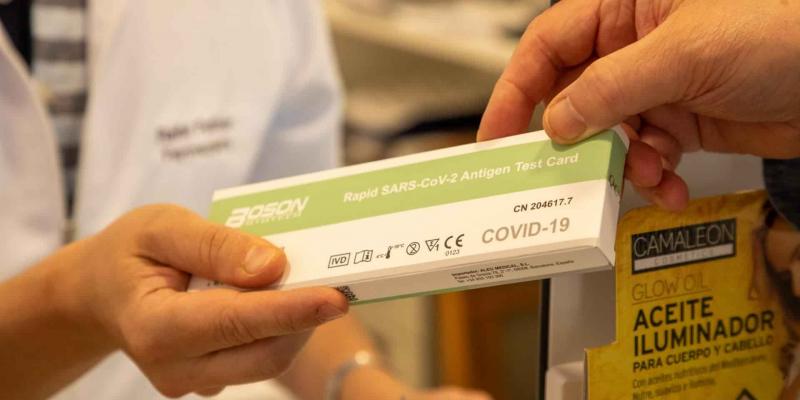 Imagen de una persona comprando un test de antígenos/Menorca.info La demanda de test de antígenos aumenta en este mes de julio