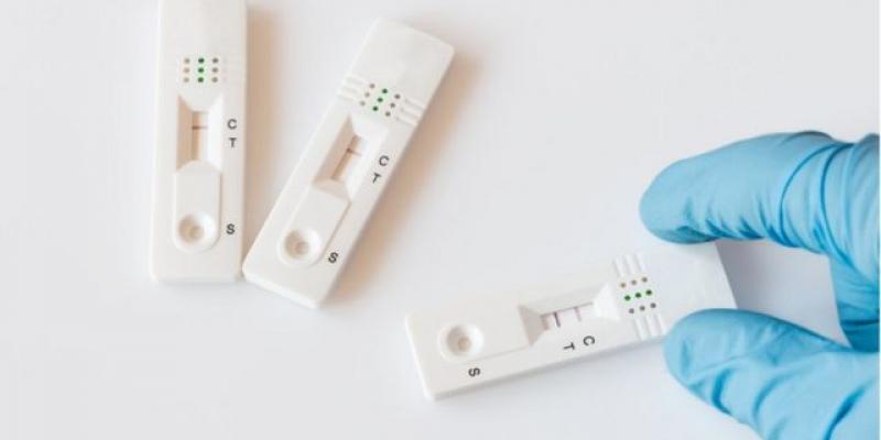 Imagen de tres test de antígenos/BBC Pruebas covid: qué explica que haya tantos resultados negativos