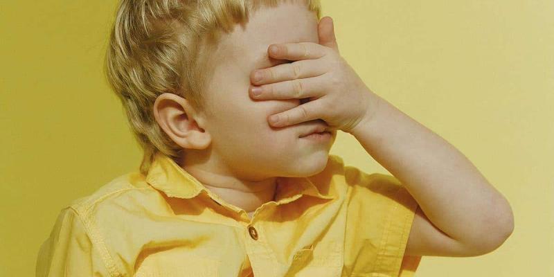 Imagen de un niño tapándose la cara/Diario Córdoba La timidez en los menores