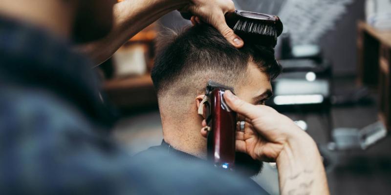 Imagen de un peluquero haciendo un degradado/Saber Vivir Brote de tiña en España: qué es