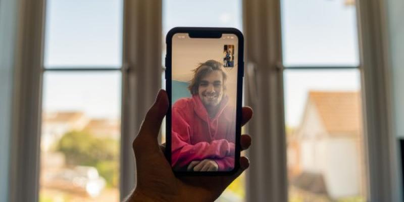 Tinder/ Archivo Usuario de Tinder en videollamada
